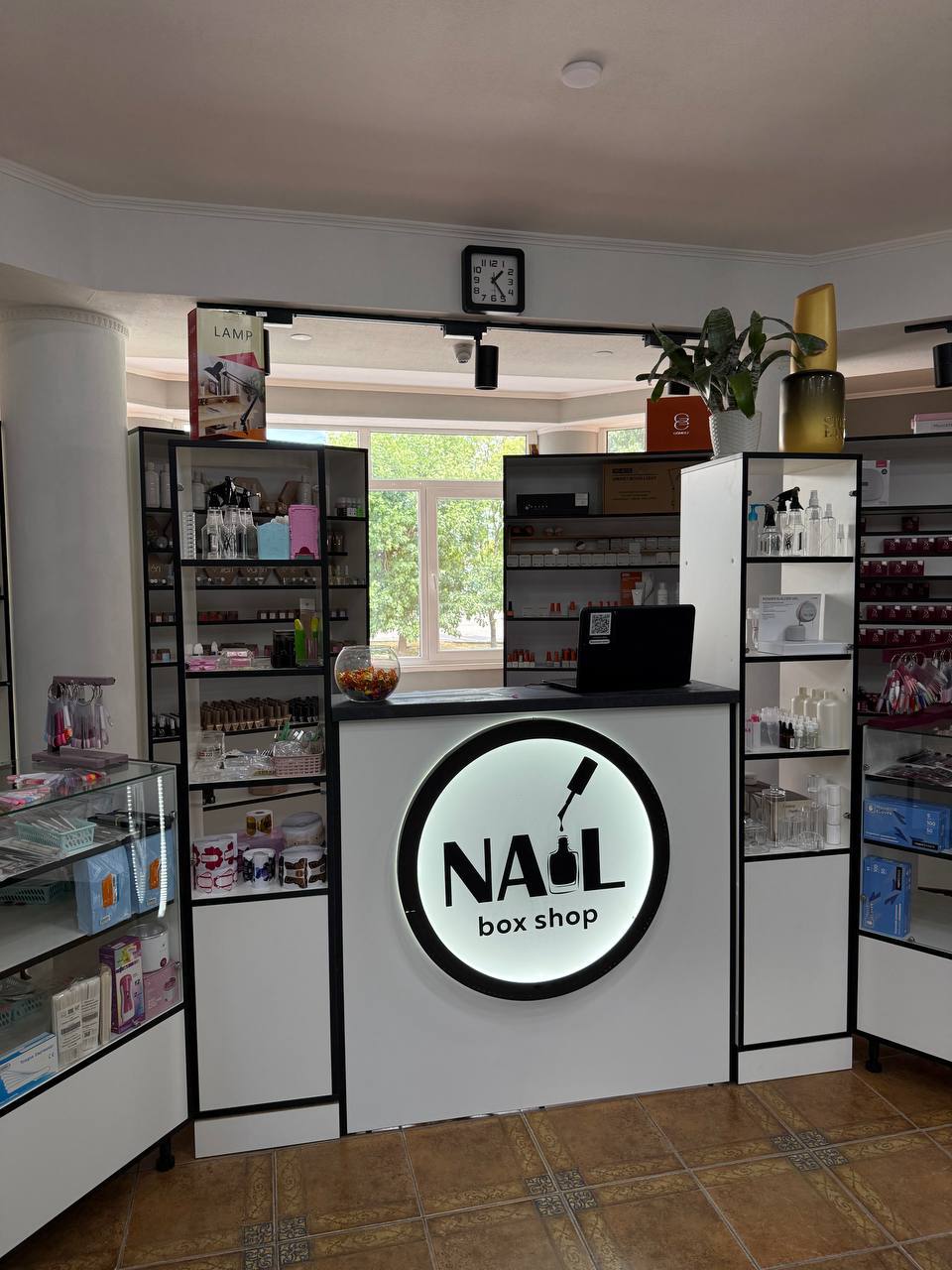 Інтер'єр магазину Nail Box Shop у Білій Церкві
